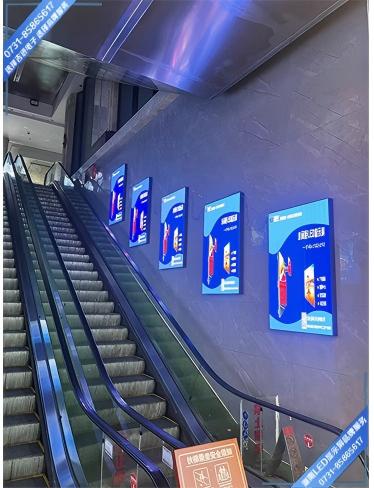 長沙望城某大廈LED商業(yè)展示顯示屏..jpg 長沙望城某大廈LED商業(yè)展示顯示屏..jpg